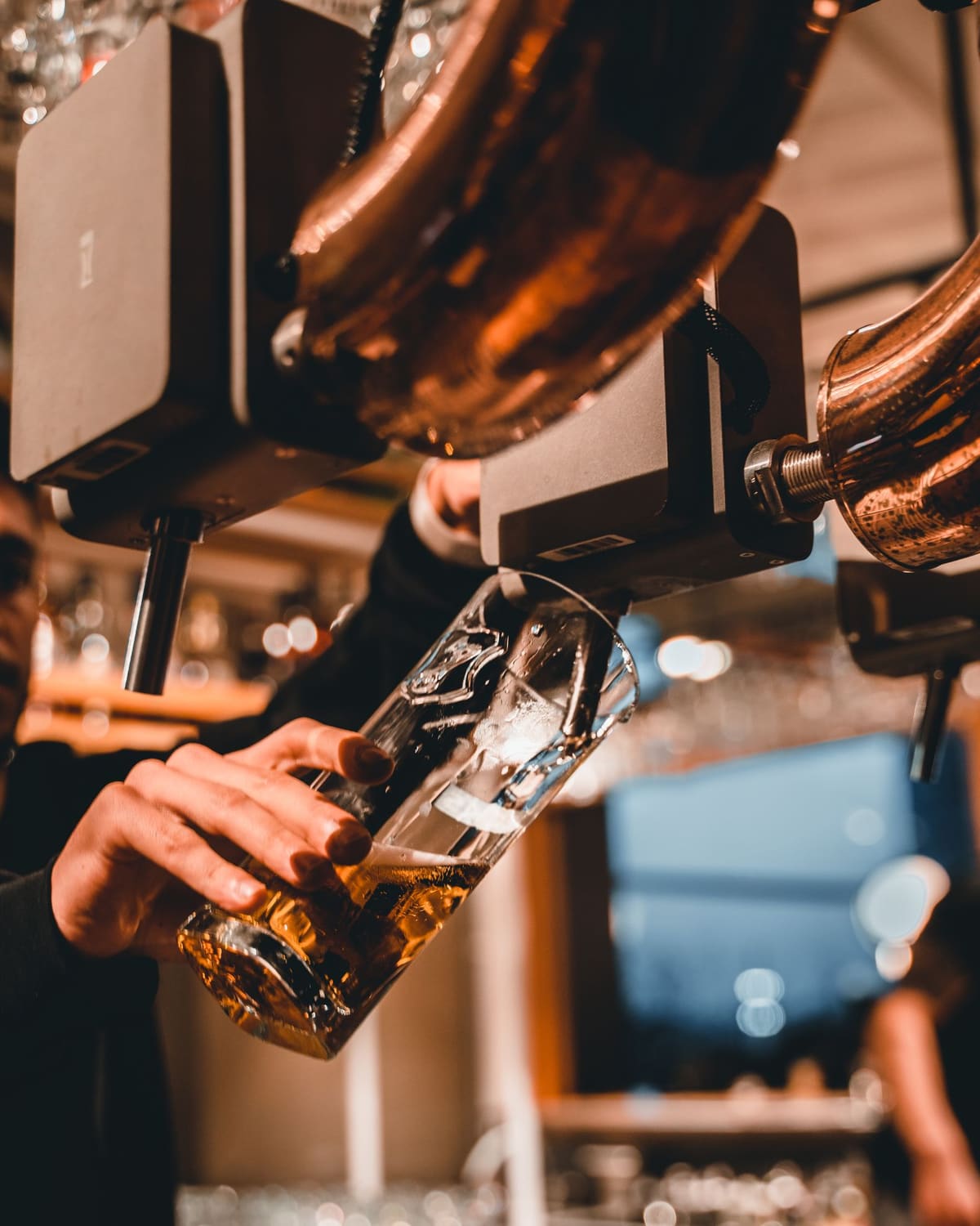Bartender sirviendo un schop desde la llave