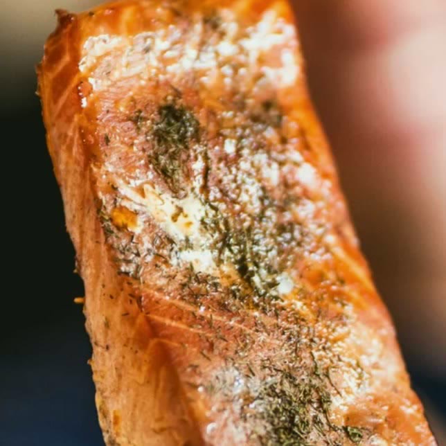 Lomo de salmón ahumado de SmokeDani, con hierbas sobre la piel dorada